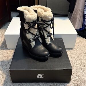Sorel Women's Black Boots with Cream Fleece- nwt